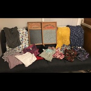 Lot of 17 Women’s Top’s. (Many are Old Navy)